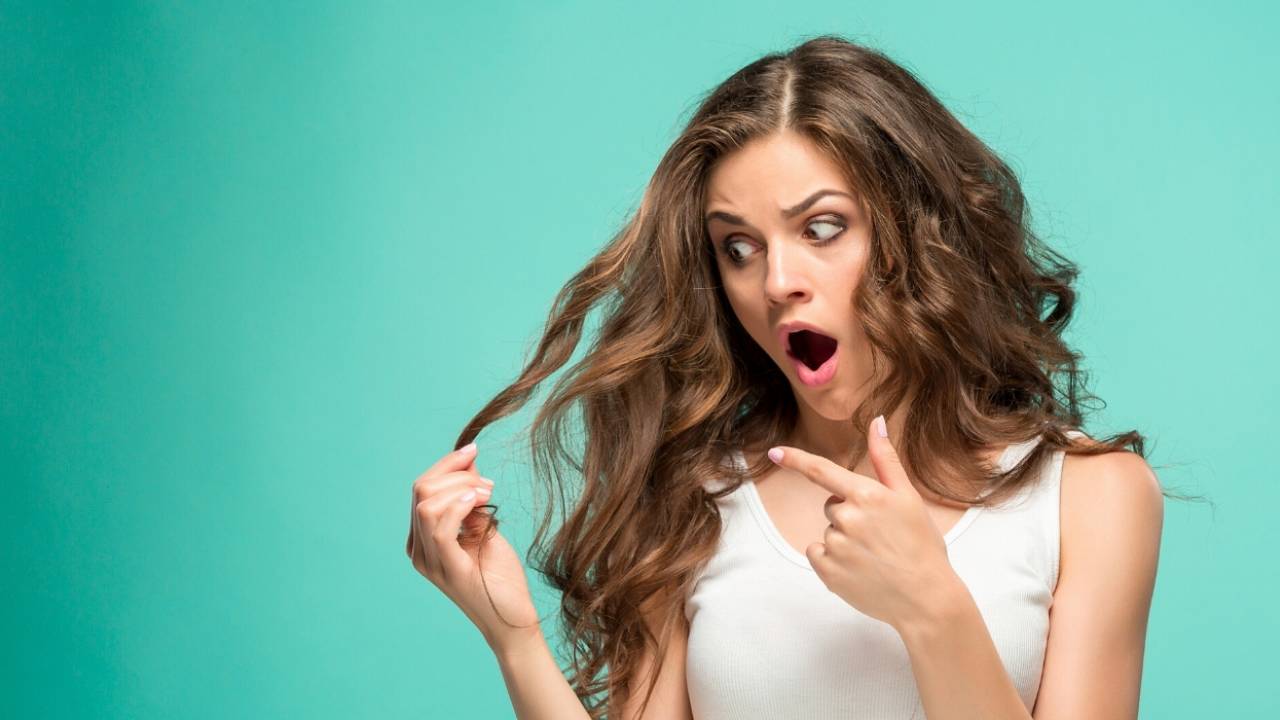 چه چیزی باعث شوره سر میشود؟ معرفی بهترین شامپوهای ضد شوره ی سر
